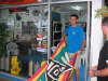 Micha - der Ur-Gladbacher vor seinem Tauchshop er Aquadivers
