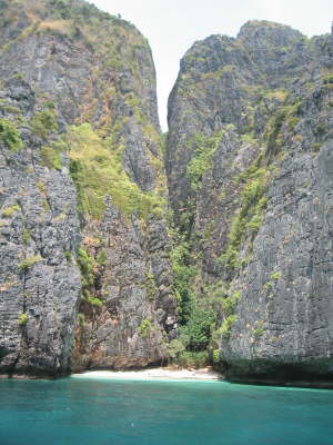Gegen�ber der Maya Bay