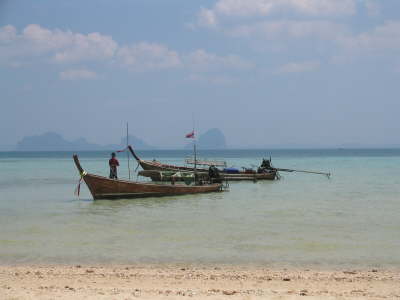 Longtails vorm Thapwarin Beach