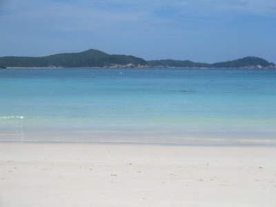 Andere Beach Seite vom Coral View mit Blick auf Small Island (Kecil)