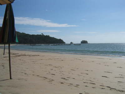 �berf�llter Nai Yang Beach